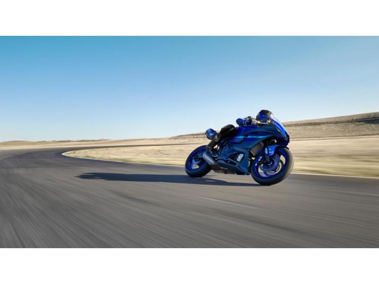 YAMAHA R7