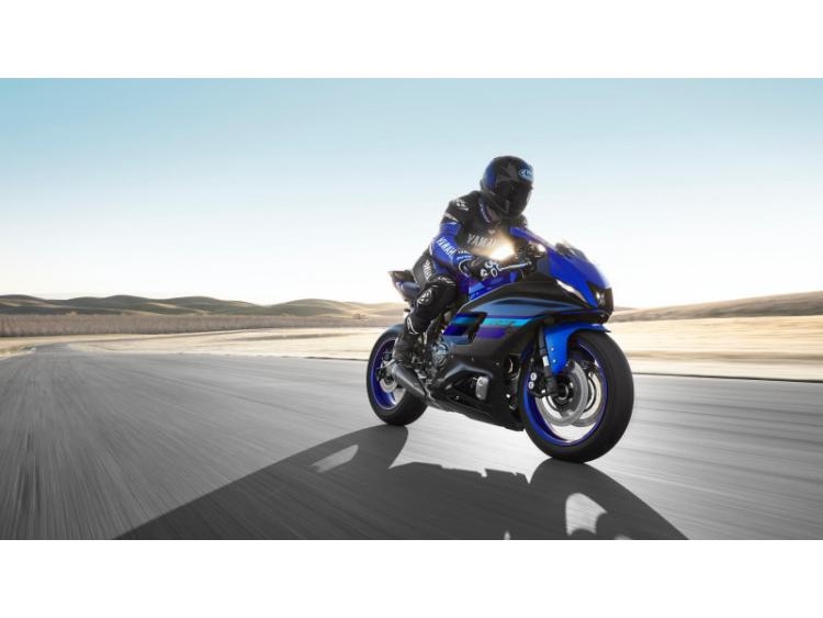 YAMAHA R7