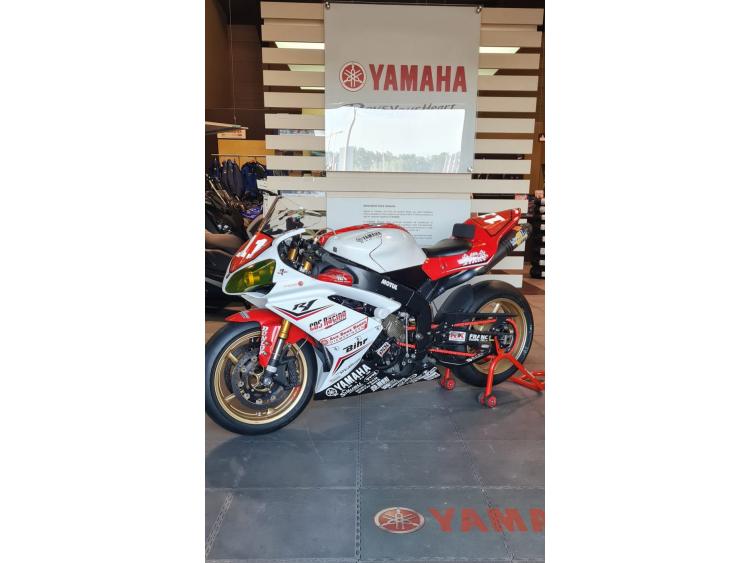 YAMAHA YZF 1000 R1