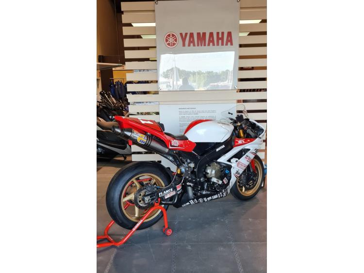 YAMAHA YZF 1000 R1